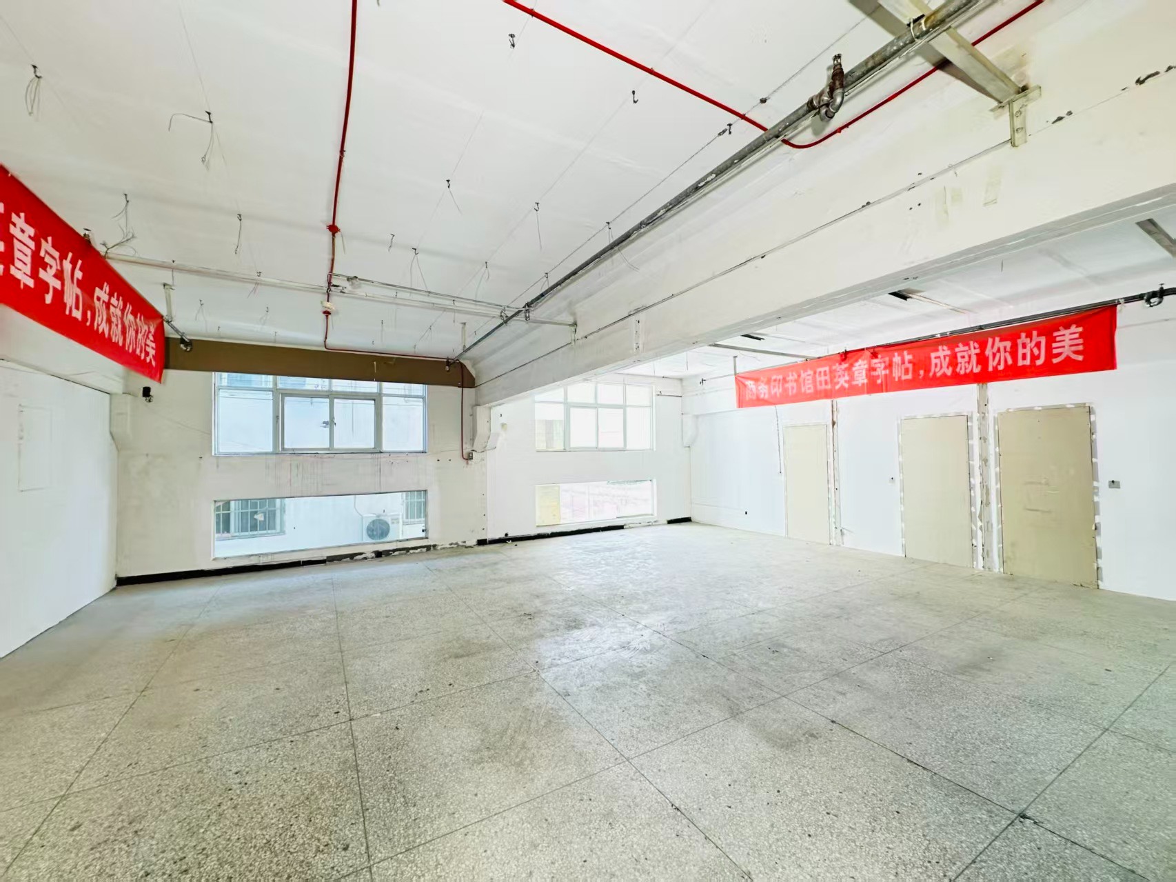 南山大道辅路重点吸引人工智能应用、数字经济、电商直播、智能制造服务、软件开发、科技创新企业及创业团队入驻